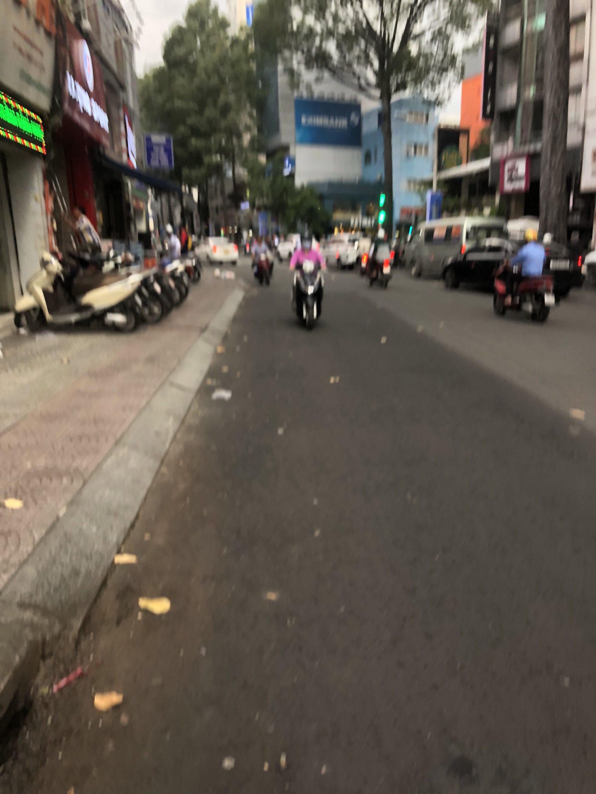 Cho thuê mặt bằng đi chung mặt tiền Đường Lê Thị Riêng, Phường Bến Thành, Quận 1,